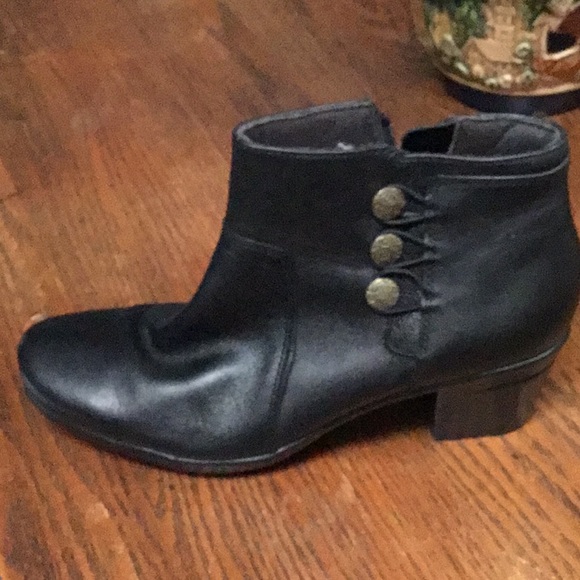 Clark’s - Picture 1 of 1